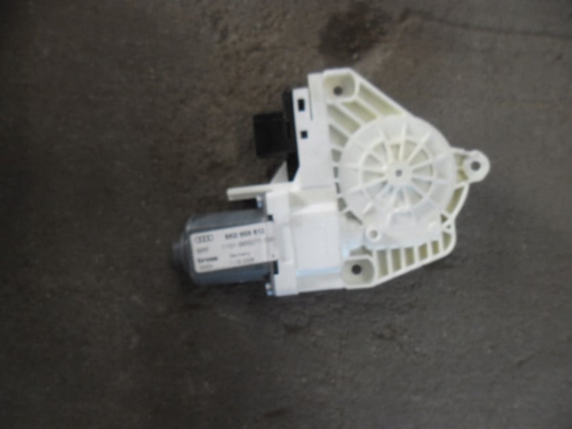 AUDI A4 B8 8K SILNIK SZYBY PRAWY TYL 8K0959812