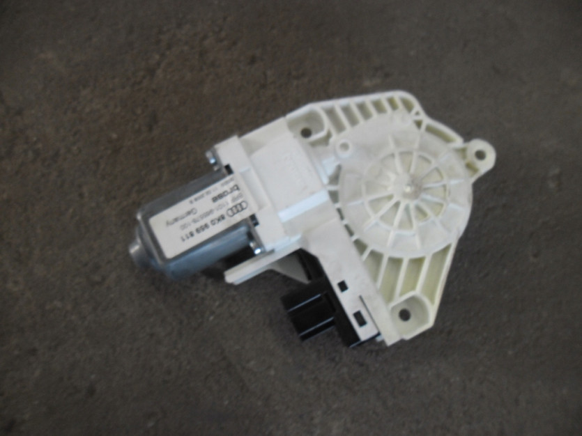 AUDI A4 B8 8K SILNIK SZYBY LEWY TYL 8K0959811