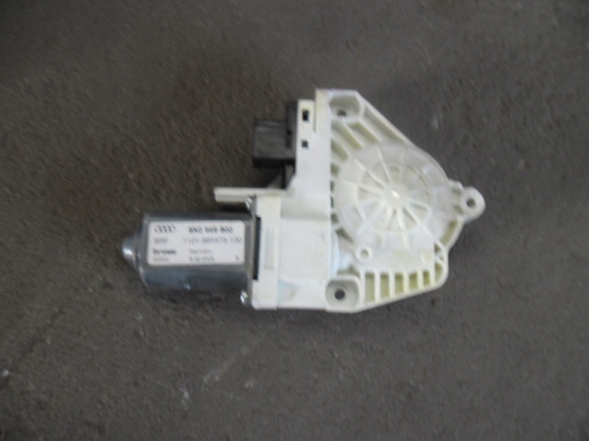 AUDI A4 B8 8K SILNIK SZYBY PRAWY PRZOD 8K0959802