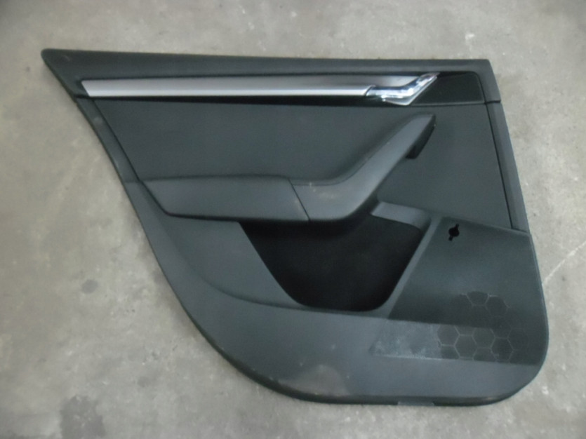 SKODA OCTAVIA III 3 5E TAPICERKA DRZWI LEWA TYL