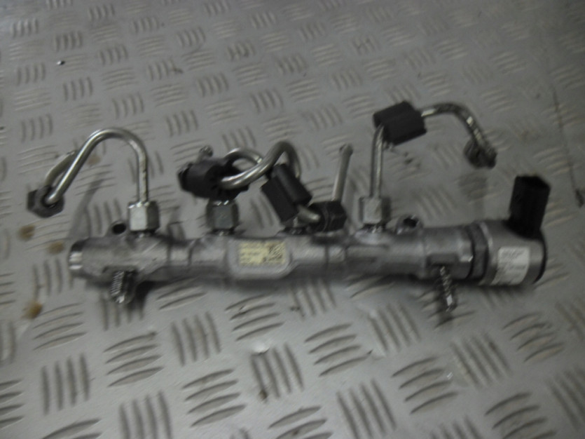 SKODA OCTAVIA III 3 5E LISTWA WTRYSKOWA 04L130764B