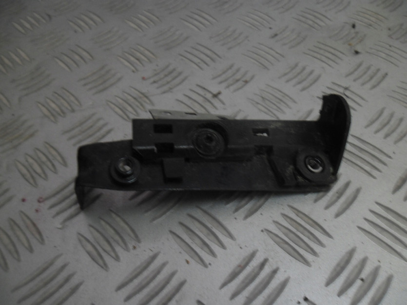 AUDI A8 4H D4 UCHWYT BLOTNIKA PRZOD LEW 4H0810437B