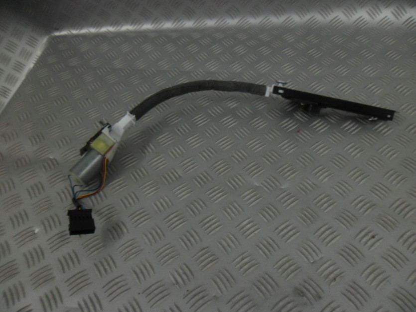 AUDI A8 D3 4E 4.2 SILNICZEK REGULACJI PASA LEWY