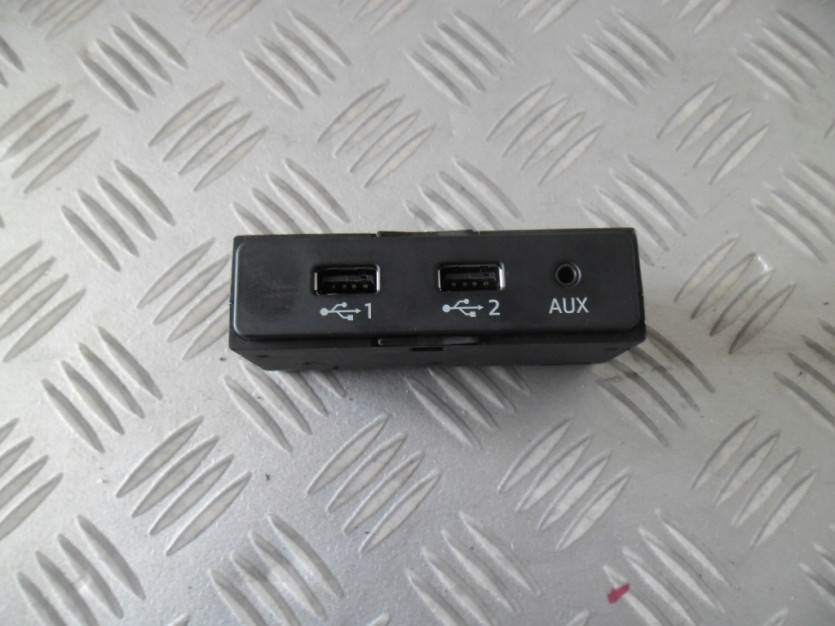 AUDI Q7 4M 2 II PORT USB AUX 4M0035724A