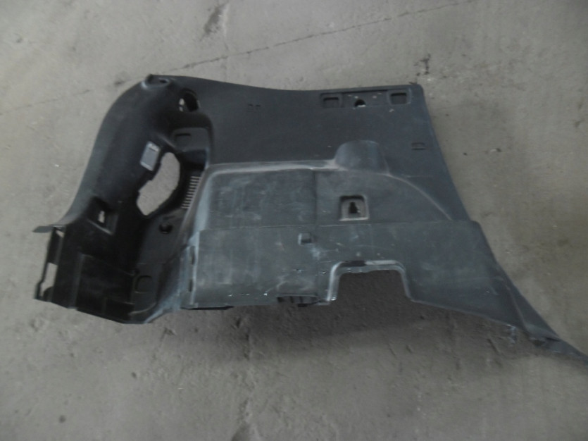 TOYOTA VERSO R2 2011 BOCZEK BAGAZNIKA LEWY