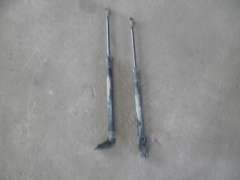 TOYOTA VERSO R2 2011 SILOWNIKI AMORTYZATORY KLAPY