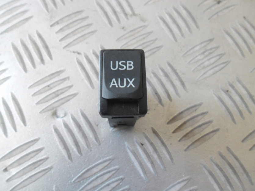 TOYOTA VERSO R2 2011 USB AUX GNIAZDO 86190-02060