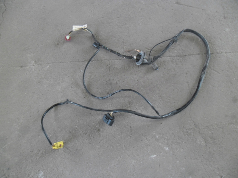 AUDI A4 B7 8E WIAZKA PRAWA PRZOD LAMPY 8E1971076AF