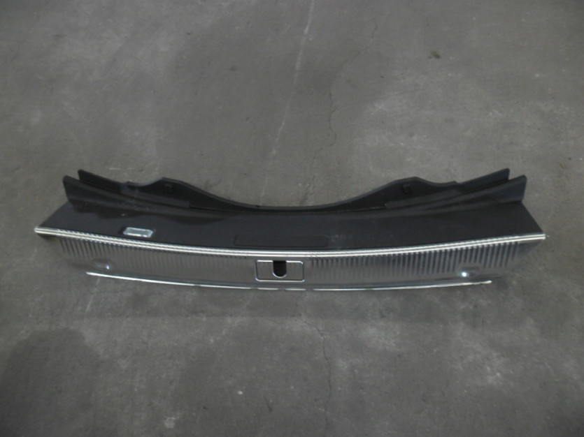 AUDI A8 D4 4H LIFT OSLONA PASA BAGAZNIKA TYL