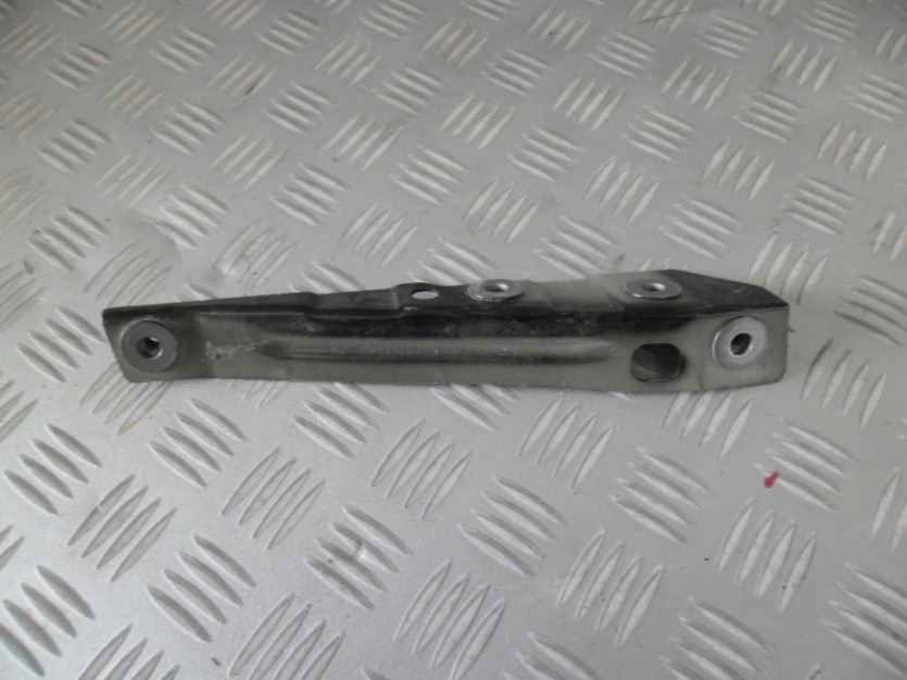AUDI A8 4N D5 UCHWYT BLOTNIKA LEWY 4N0821467A