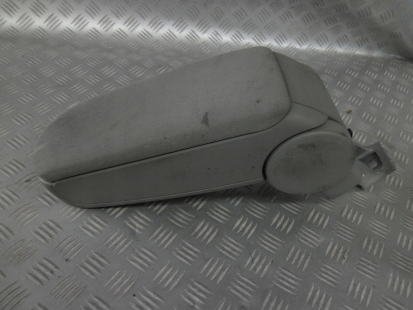 AUDI A4 B7 8E KOMBI PODLOKIETNIK 8E0864207D