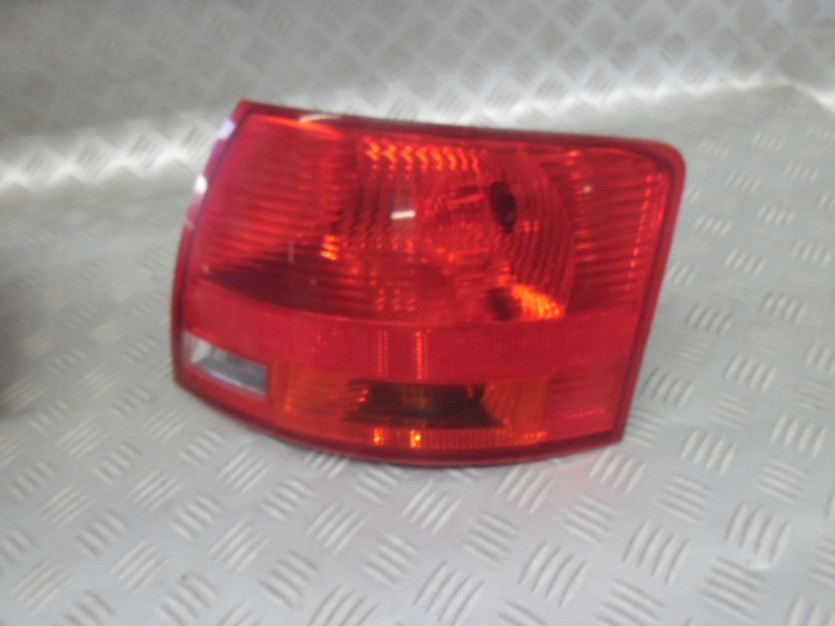 AUDI A4 B7 8E KOMBI 2006 LAMPA PRAWA TYL TYLNA