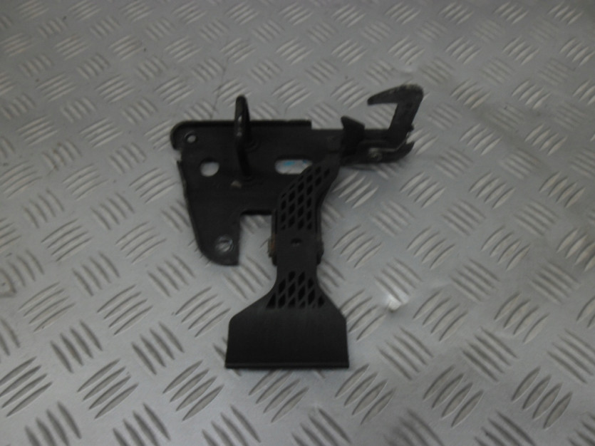 AUDI A4 B7 8E RYGIEL ZAMEK MASKI 8E0823480E