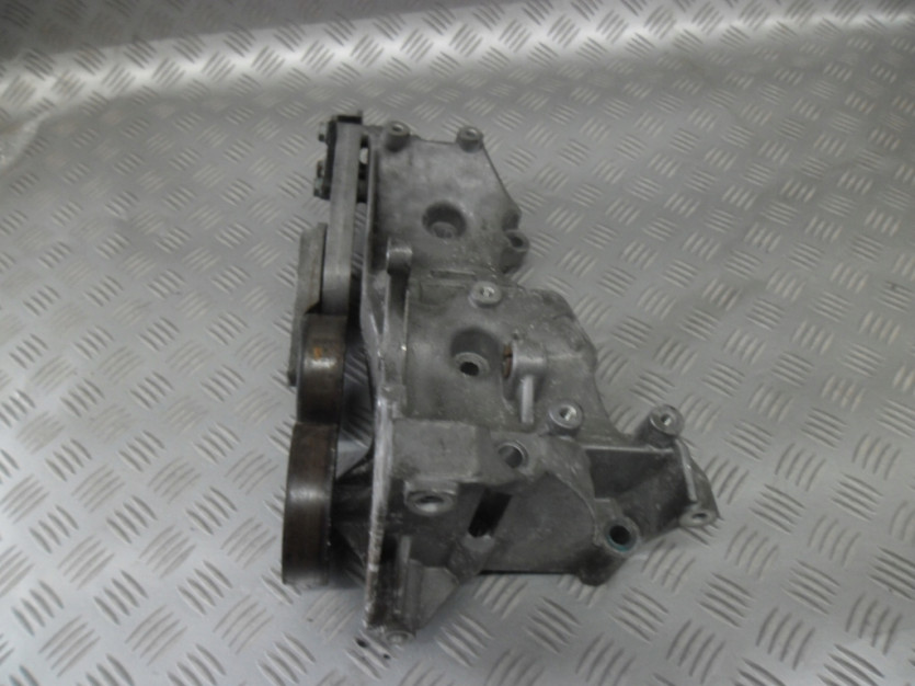 AUDI A4 B7 8E KOMBI LAPA WSPORNIK ALTERNATORA