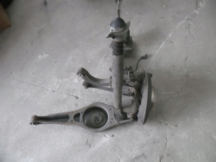 VW GOLF VI 6 5K ZAWIESZENIE TYL TYLNE PRAWE PIASTA