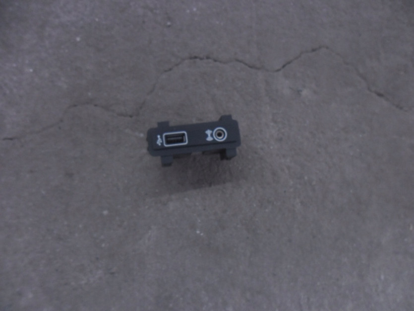 VW ATLAS TERAMONT GNIAZDO USB SLUCHAWEK 3CN858339A