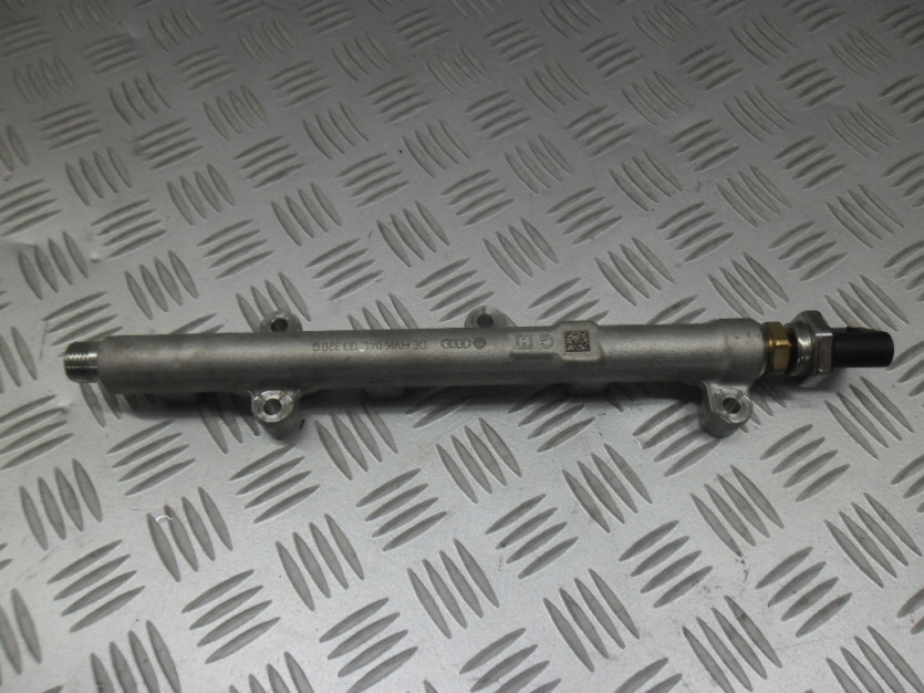 AUDI A3 8V CABRIO LISTWA WTRYSKOWA 04C133320G