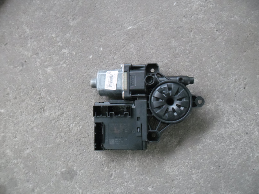 PASSAT B7 SILNIK SZYBY PRAWY PRZOD 3AA959702A