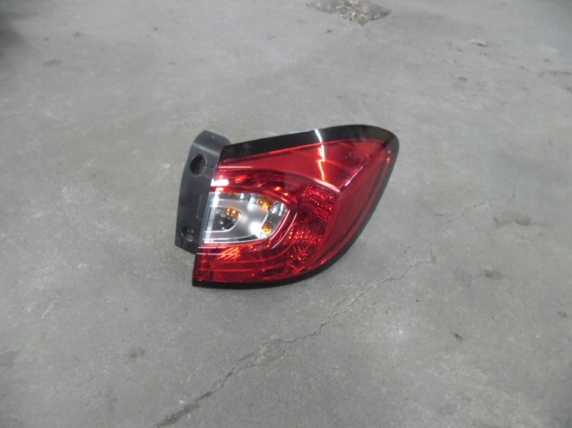 RENAULT CAPTUR 2014 LAMPA PRAWA PRAWY TYL TYLNA