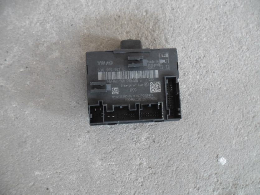 VW GOLF VII SPORTSVAN MODUL DRZWI 5Q0959592B PRZOD