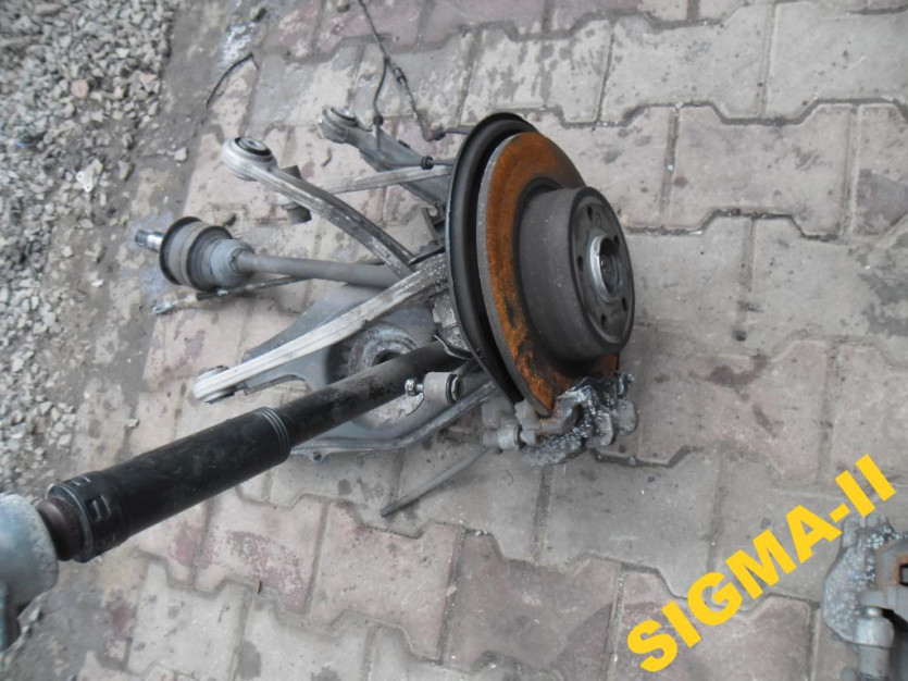 MERCEDES C C204 ZWROTNICA PIASTA POLOS LEWY TYL