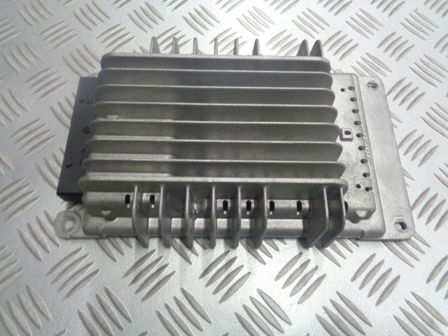 AUDI S4 A4 8E B7 WZMACNIACZ BOSE SEDAN 8E5035223C