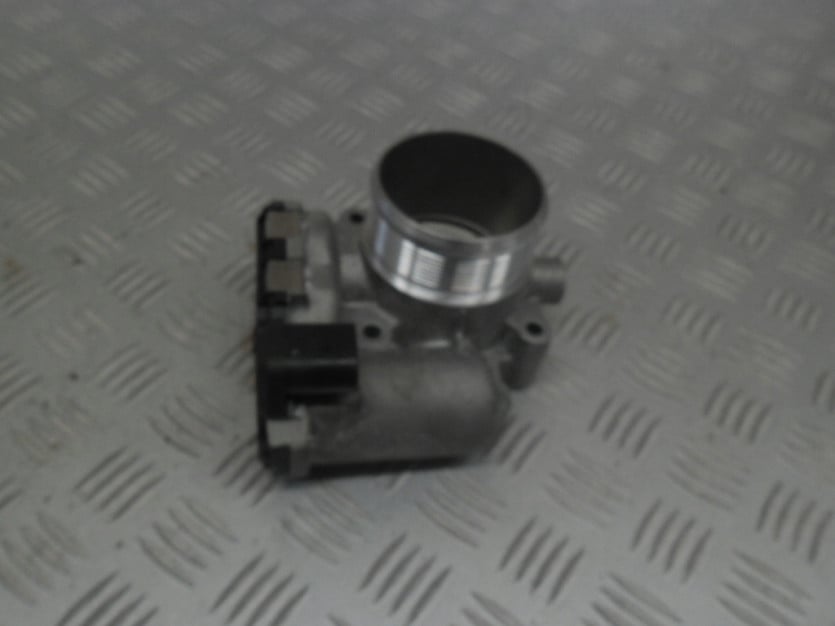 AUDI A4 8W B9 2.0 TFSI PRZEPUSTNICA 06K133062J