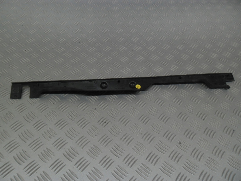 AUDI A4 8W B9 SEDAN OSLONA BLOTNIKA L 8W0820581A