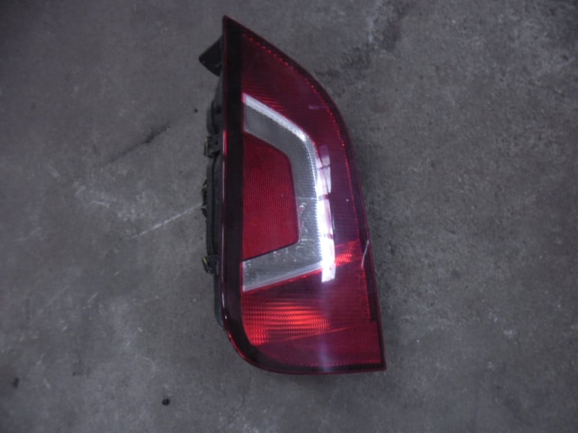 VW UP 2013 5 DRZWI LAMPA LEWA TYL 1S0945095D