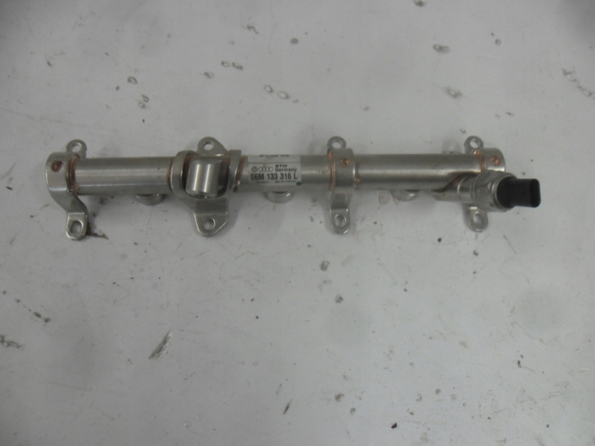 AUDI A5 S5 8W F5 LISTWA WTRYSKOWA PRAWA 06M133316L