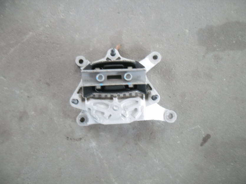 AUDI A4 8W B9 TFSI PODUSZKA SILNIKA