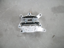 AUDI A4 8W B9 TFSI PODUSZKA SILNIKA