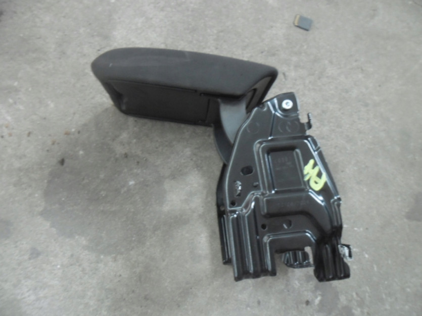AUDI A4 8K B8 2010 PODLOKIETNIK 8K0864283