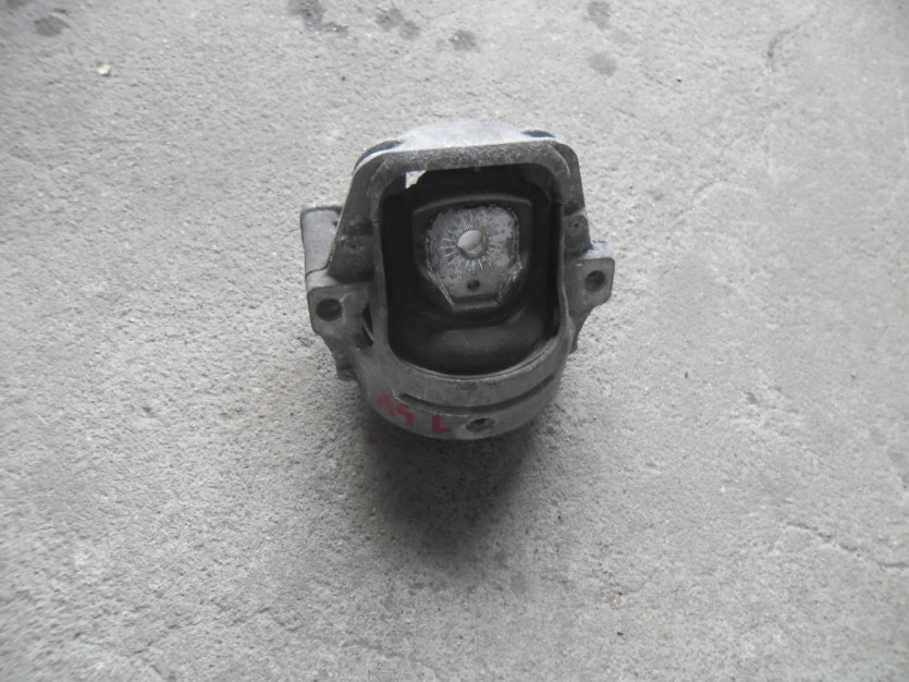 AUDI A4 8K B8 2010 PODUSZKA SILNIKA 2.0 8K0199381