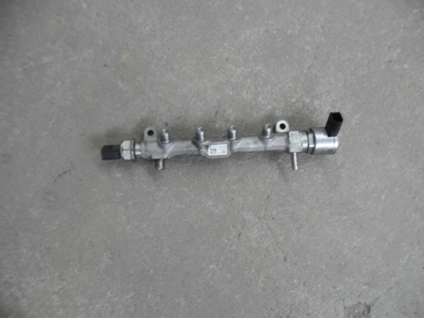 VW PASSAT B8 3G LISTWA WTRYSKOWA 04L089 1.6 TDI