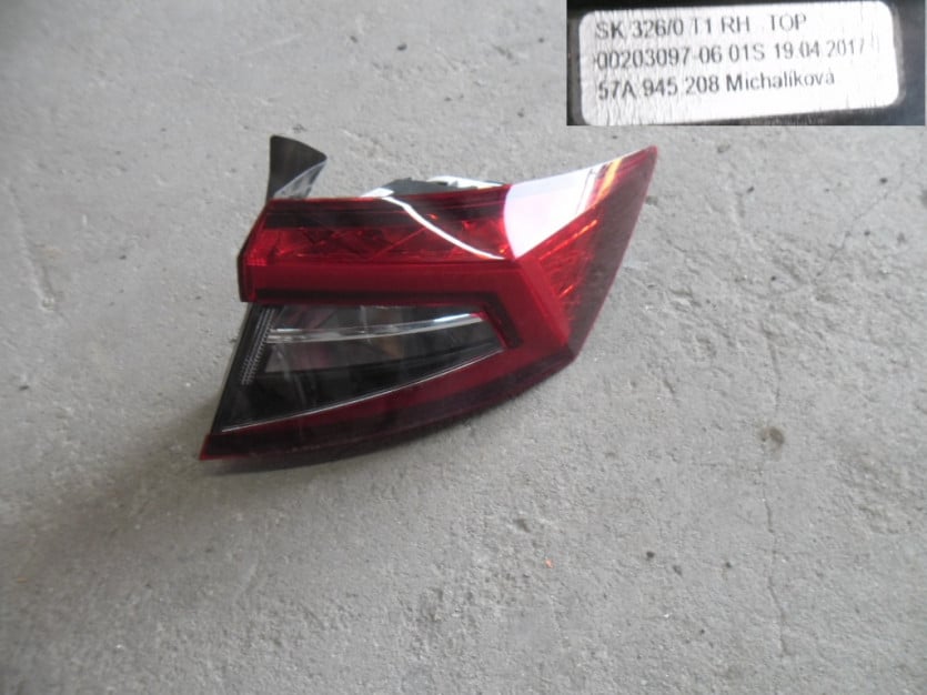 SKODA KAROQ LAMPA PRAWA PRAWY TYL TYLNA 57A945208