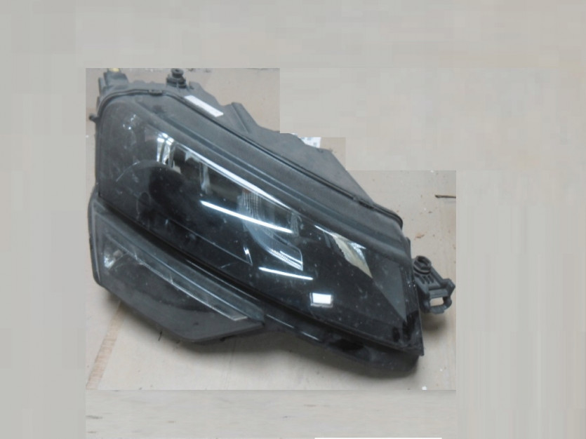 SKODA KAROQ LAMPA PRAWA PRZOD PRZEDNIA 57B941016A