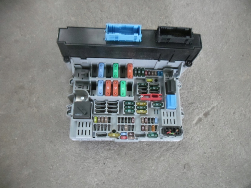 BMW 3 E90 E91 320i SKRZYNKA BEZPIECZNIKOW MODUL