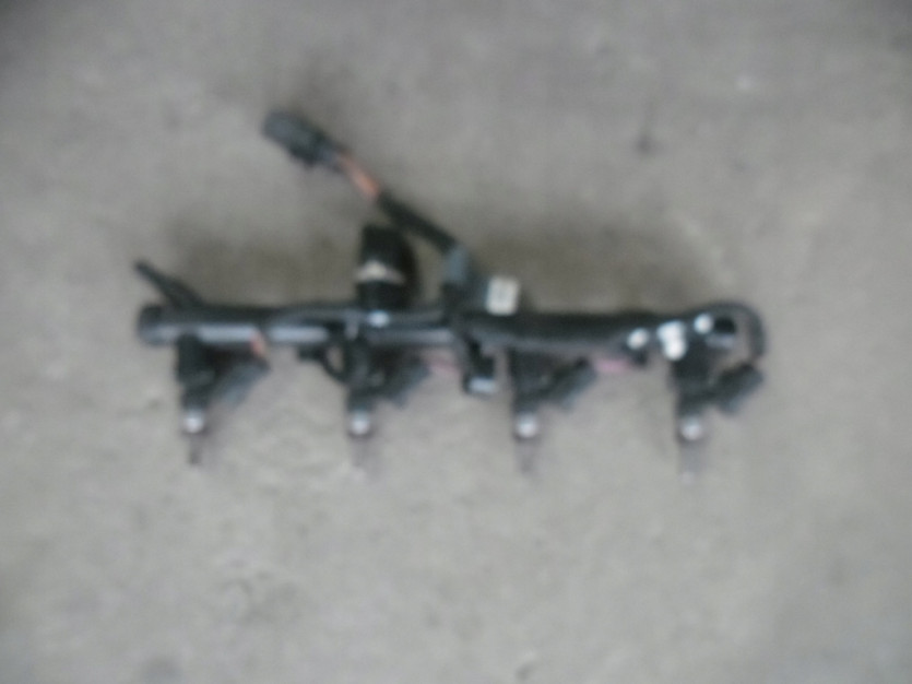 VW POLO GTI 6R LISTWA WTRYSKOWA 06K133681C