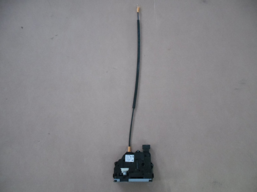 ZAMEK DRZWI OPEL CORSA E LEWY PRZOD 13431839 UK