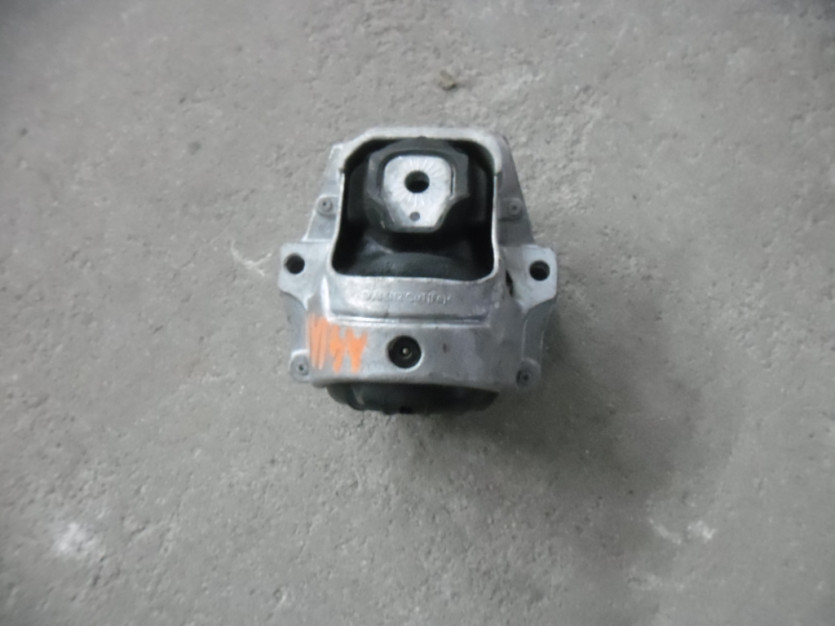 AUDI A4 A5 Q5 8V PODUSZKA SILNIKA 8R0199381