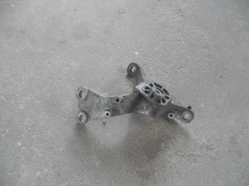 AUDI A8 4H D4 LIFT 4.2 TDI WSPORNIK SILNIKA