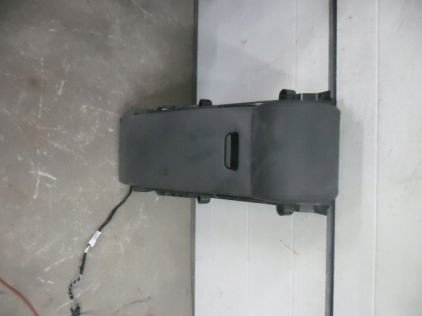 AUDI A8 4H D4 LIFT PODLOKIETNIK TYL TYLNY KANAPY