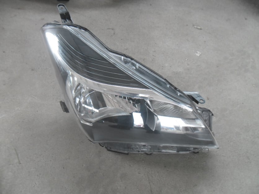 TOYOTA YARIS III LIFT 2014 LAMPA PRAWA PRZOD PRZED