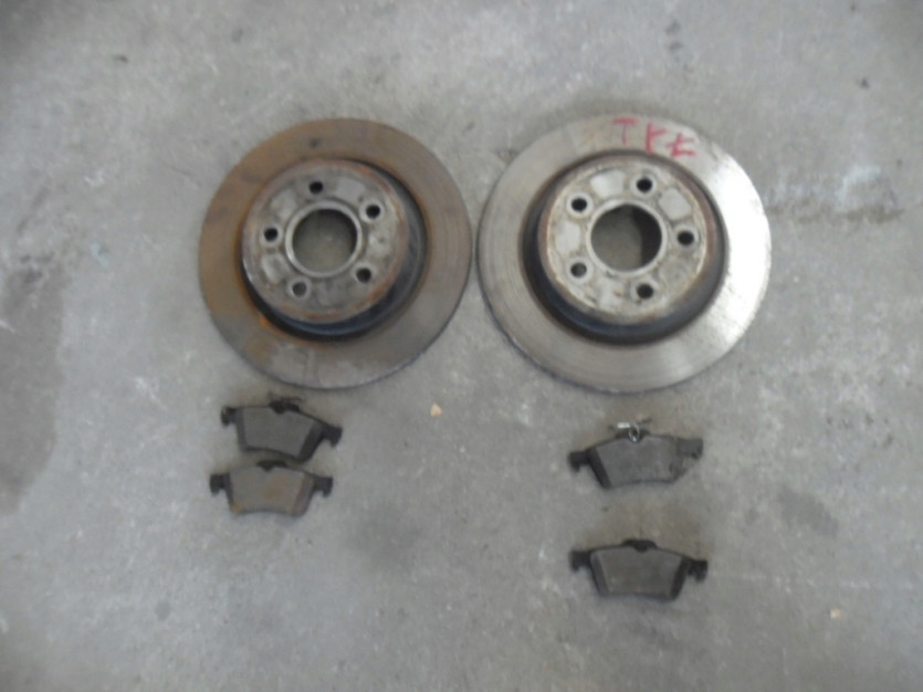 VOLVO V50 2005 TARCZE KLOCKI HAMULCOWE TYL TYLNE
