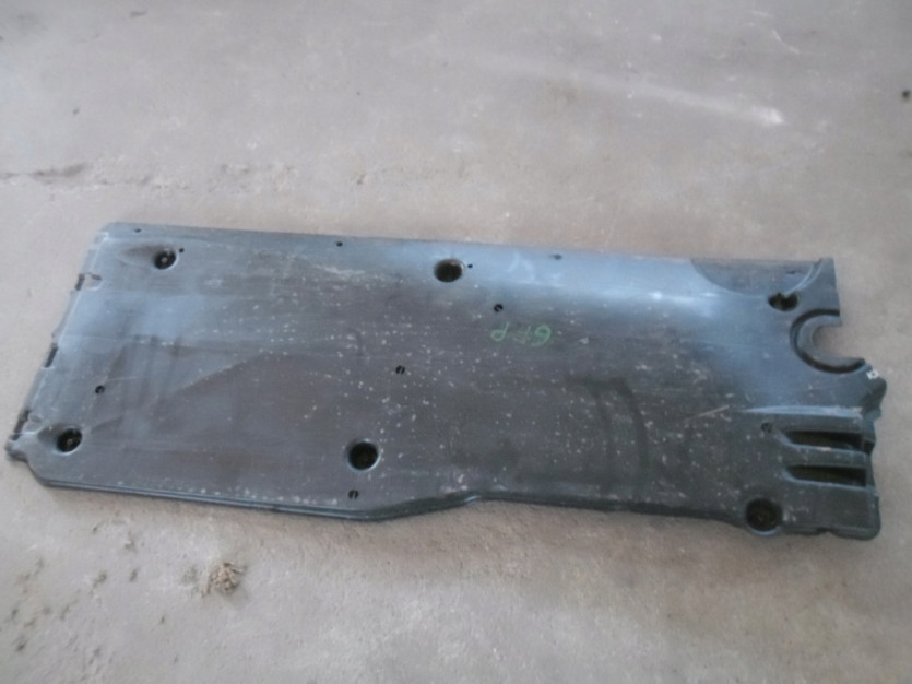 SEAT IBIZA 5 V 6F OSLONA PODWOZIA PRAWA 2Q0825202B