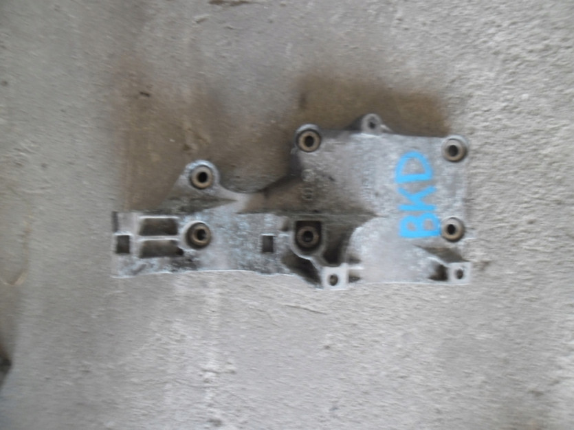 VOKLSWAGEN ŁAPA ALTERNATORA 036903143