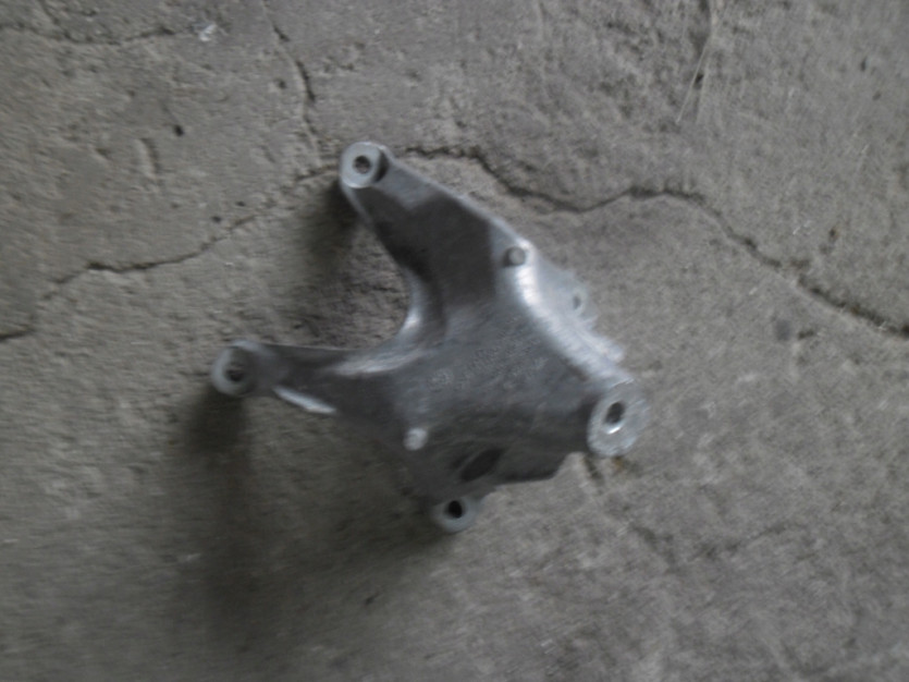 AUDI A4 8W ŁAPA SILNIKA 8W0199307E