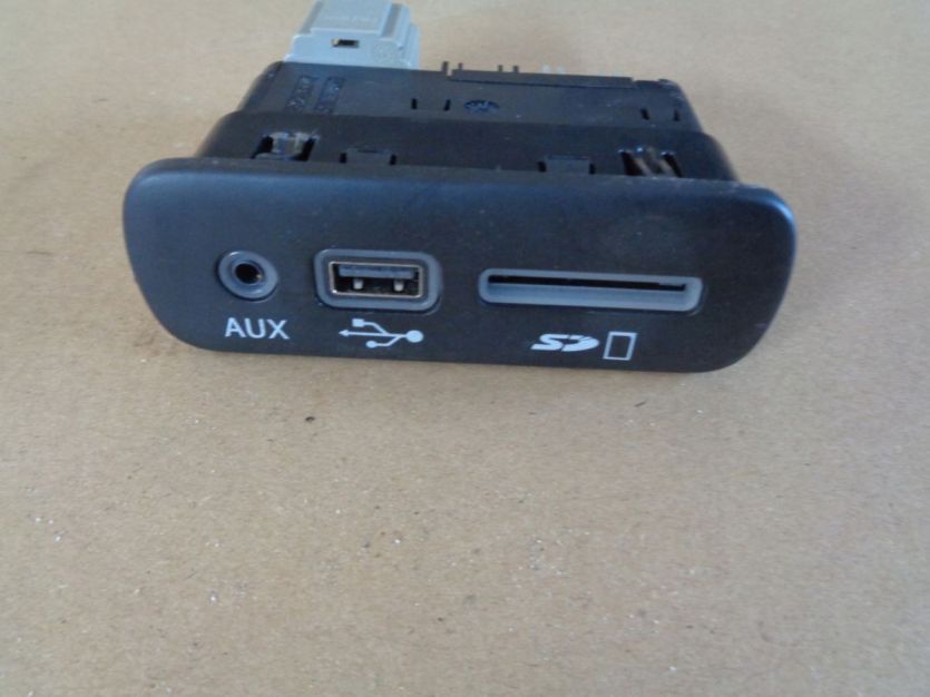 DODGE CHALLENGER 2016 GNIAZDO AUX USB 68206384AC