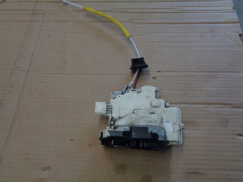 AUDI A4 B7 ZAMEK DRZWI LEWY TYL TYLNY 8E0839015AA